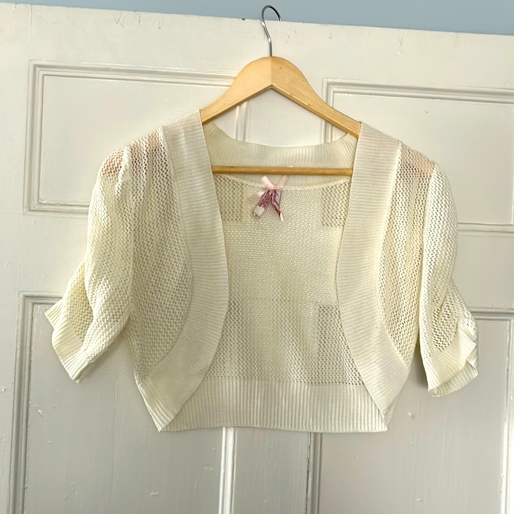 Derek Heart cropped mesh jacket/Bolero. Ivory color. Size M/L